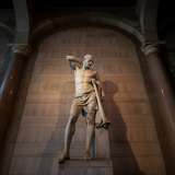Sui lati corti dell�ambiente due imponenti sculture rappresentano gli ancestrali mestieri che permisero lo sviluppo delle comunit� locali: l�agricoltore...